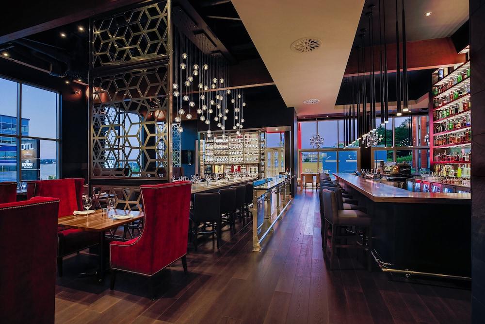 谢布克古弗尼尔酒店 舍布鲁克 外观 照片 The bar at the 360° Sky Lounge