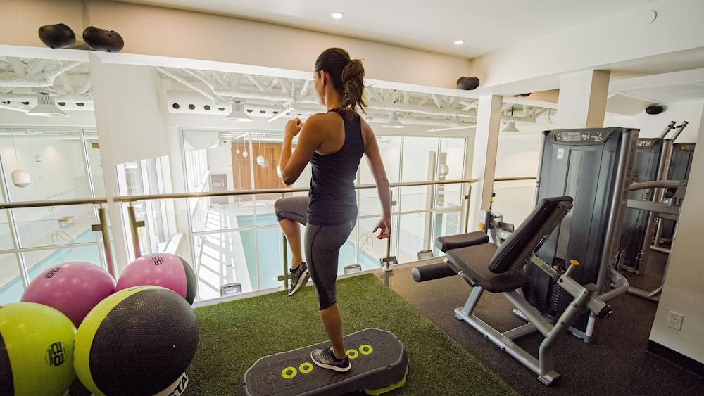 谢布克古弗尼尔酒店 舍布鲁克 外观 照片 A woman using a BOSU balance trainer