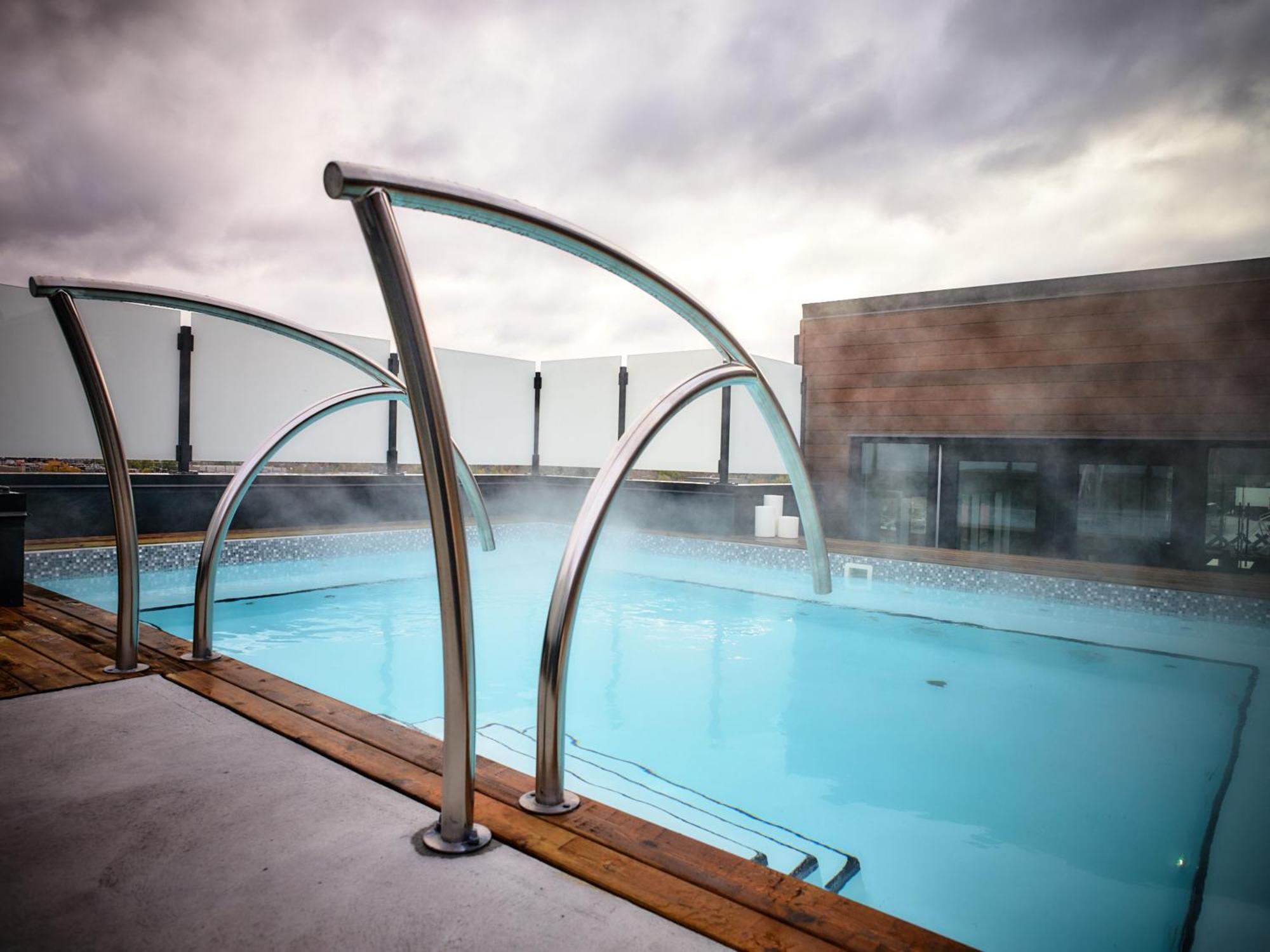 谢布克古弗尼尔酒店 舍布鲁克 外观 照片 The rooftop pool at the hotel