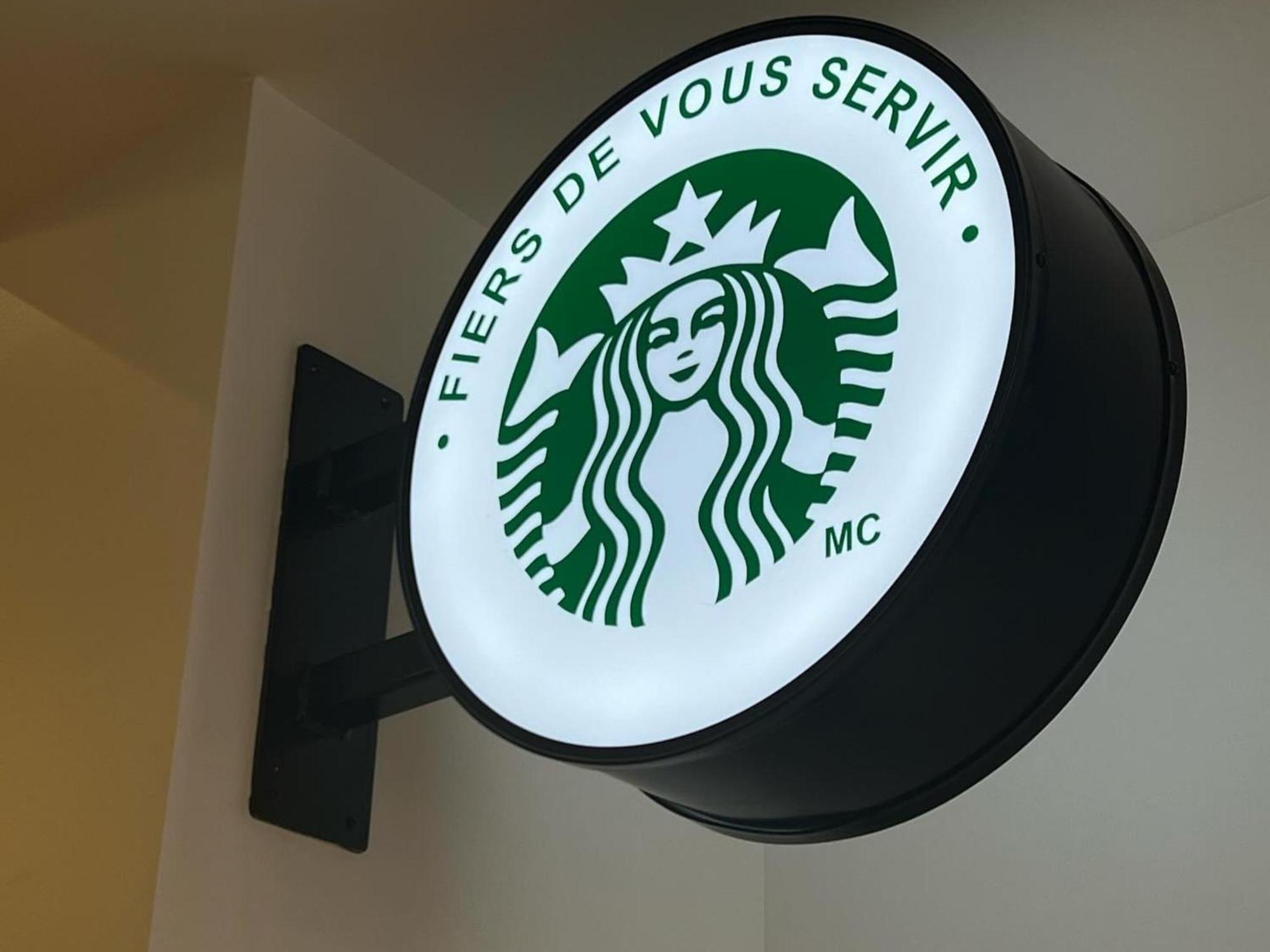谢布克古弗尼尔酒店 舍布鲁克 外观 照片 Starbucks in Paris