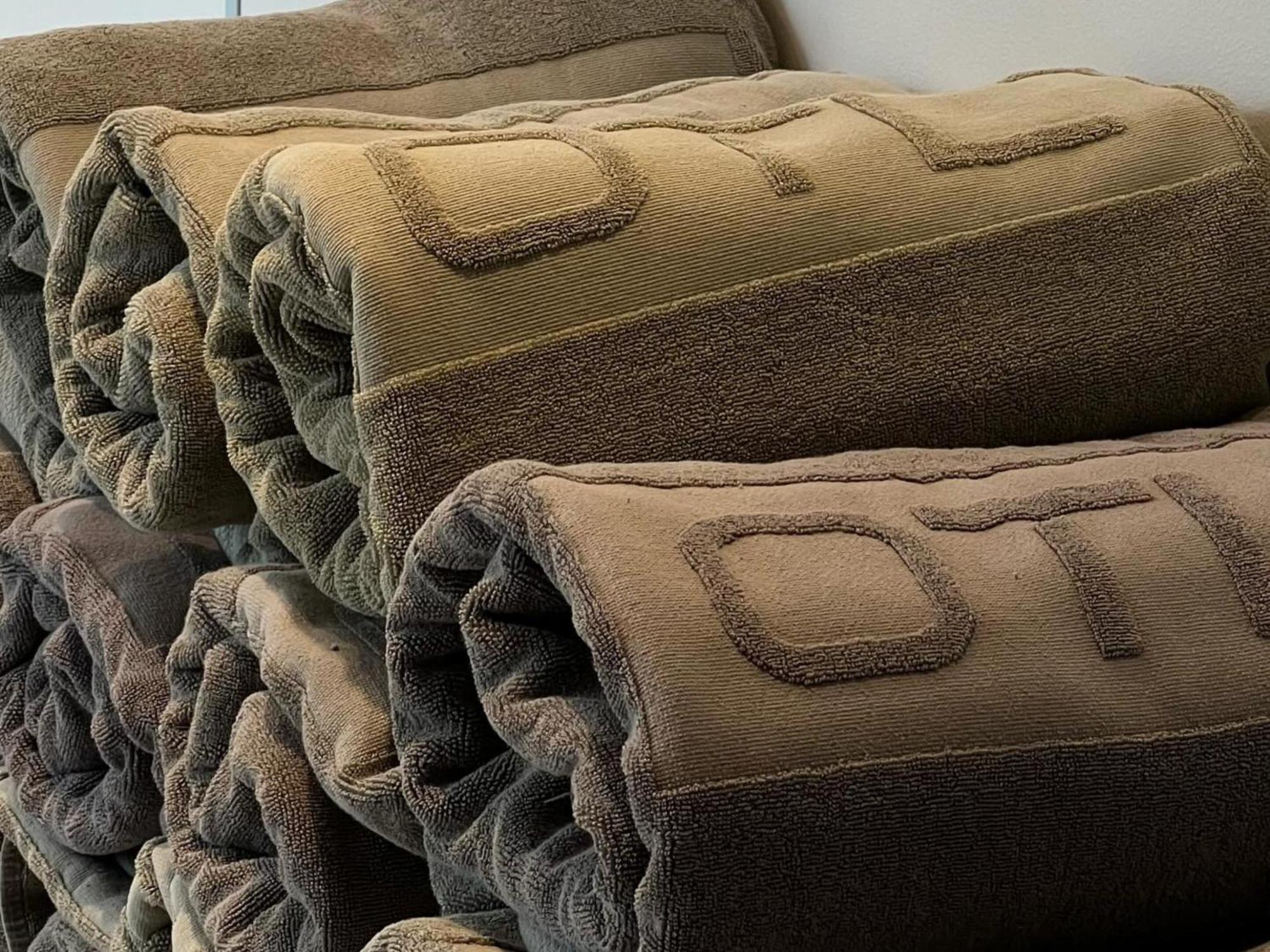 谢布克古弗尼尔酒店 舍布鲁克 外观 照片 A stack of rolled up futons