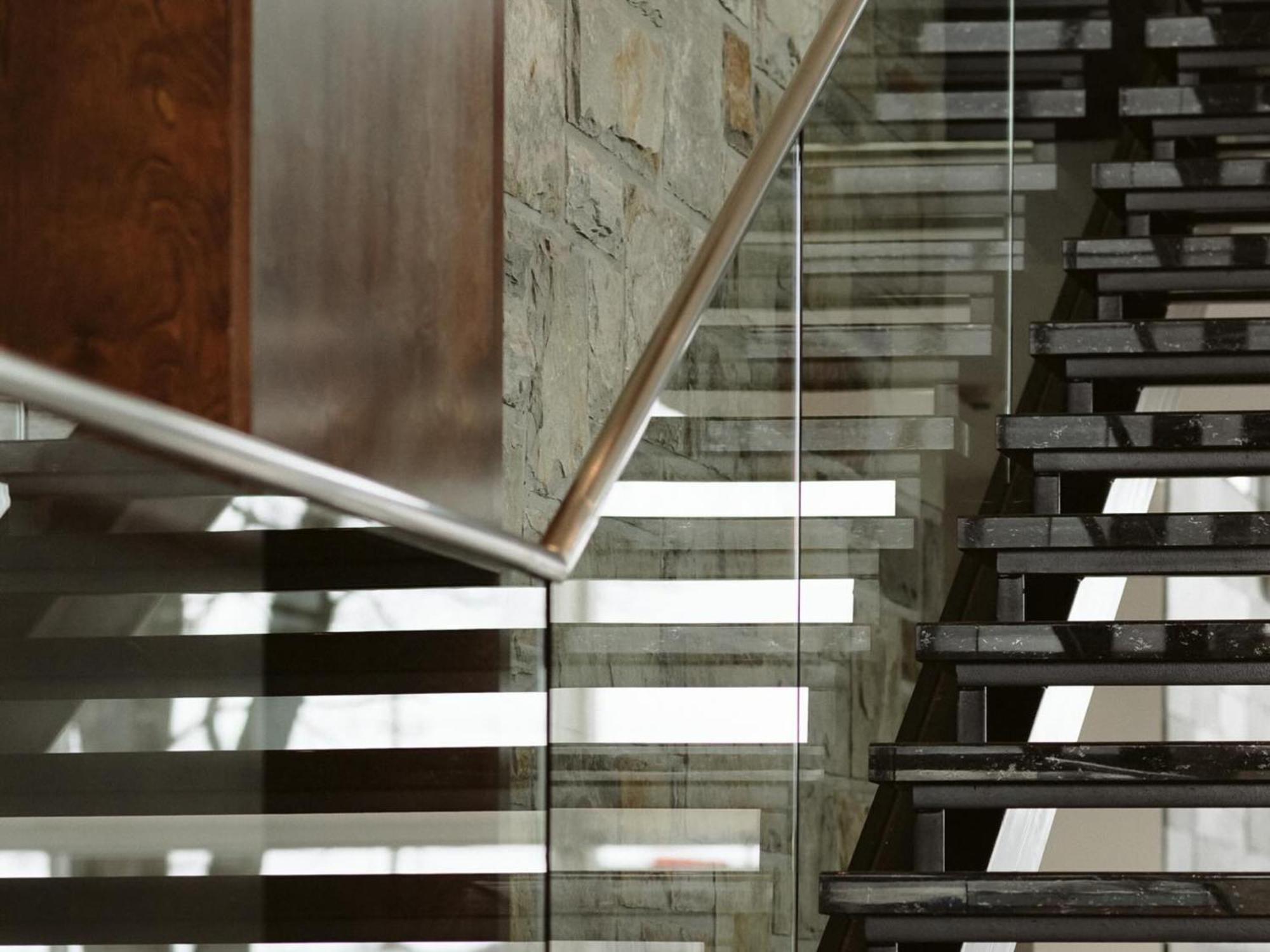 谢布克古弗尼尔酒店 舍布鲁克 外观 照片 A glass balustrade